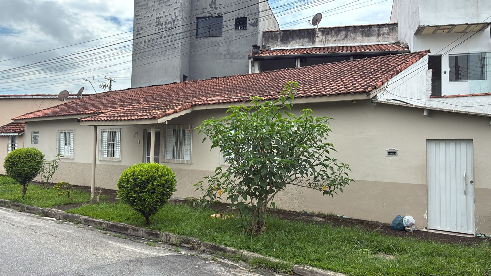 CASA EM LORENA-SP, PARA VENDA.